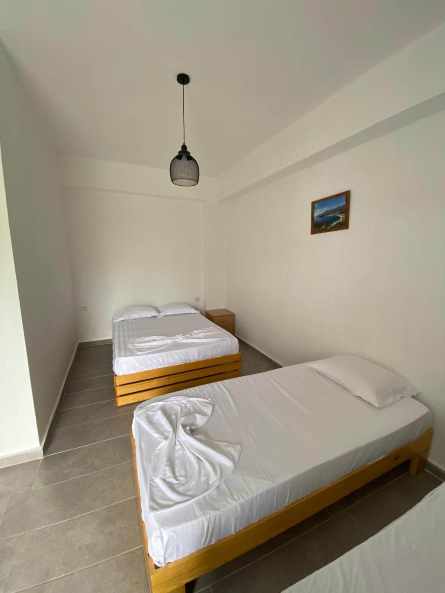 Eleni'S Holiday Rooms Himare Exterior photo